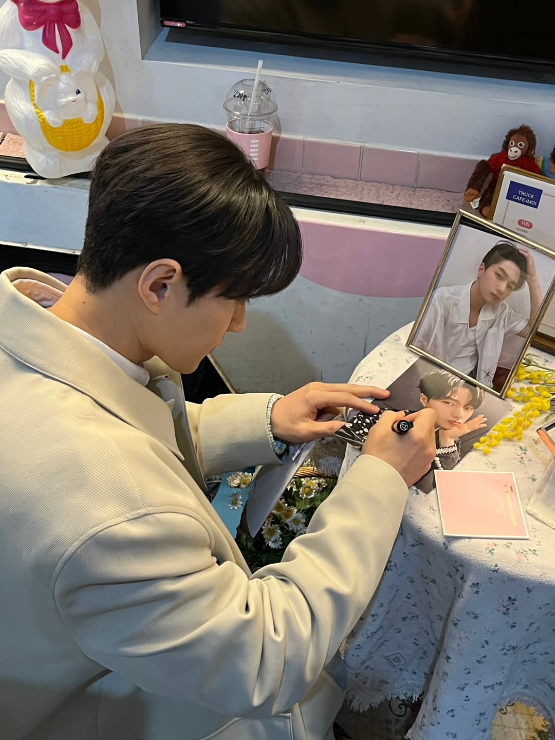 A moment captured by a fan of Kim Myungsoo (L)