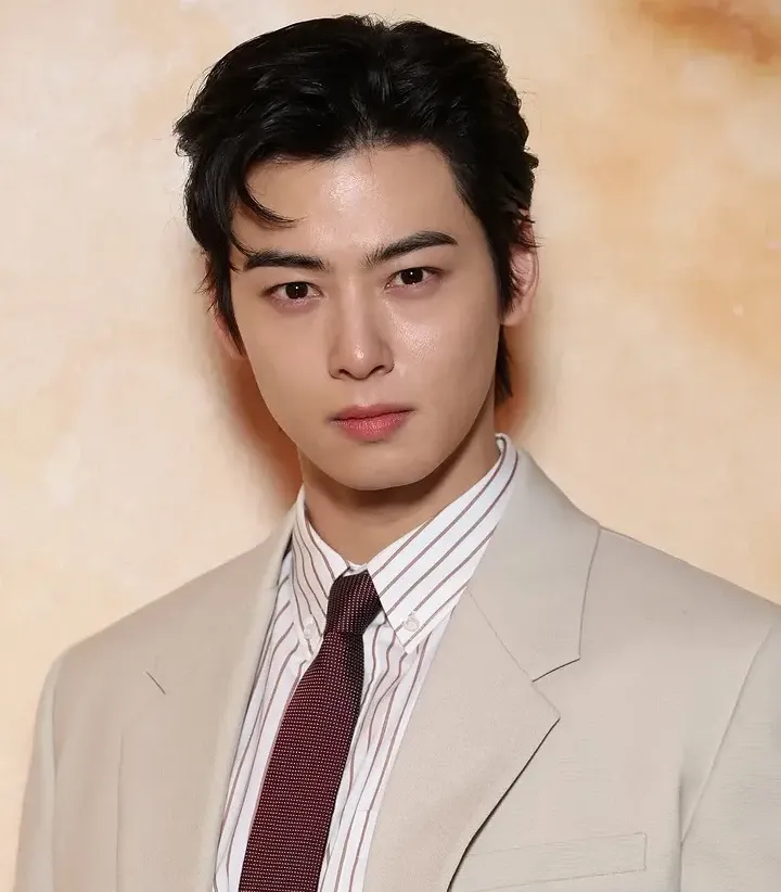 Behind-the-scenes cut of Cha Eunwoo