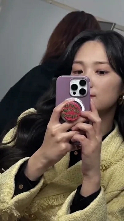 Behind-the-scenes cut of Kim Hyeyoon