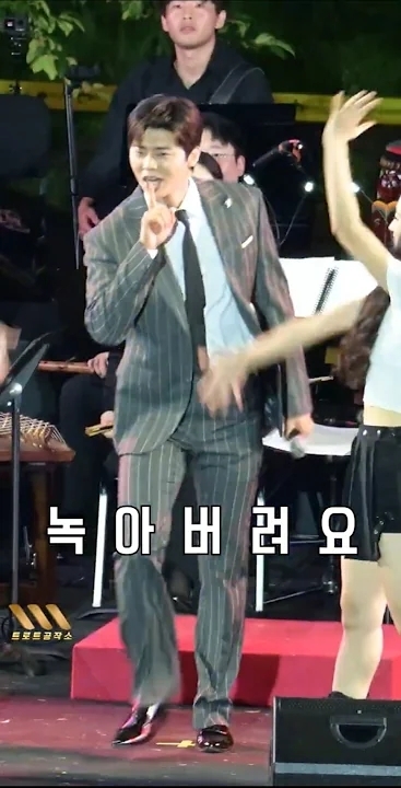 Emotional wallpaper shared by fans for Park Jihyeon