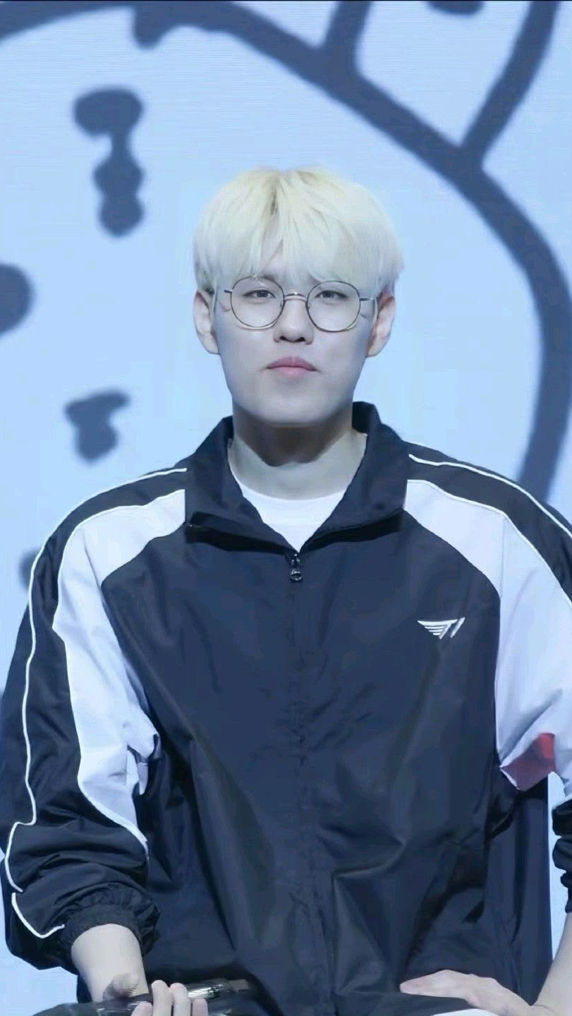 Representative background image loved by Oner fandom
