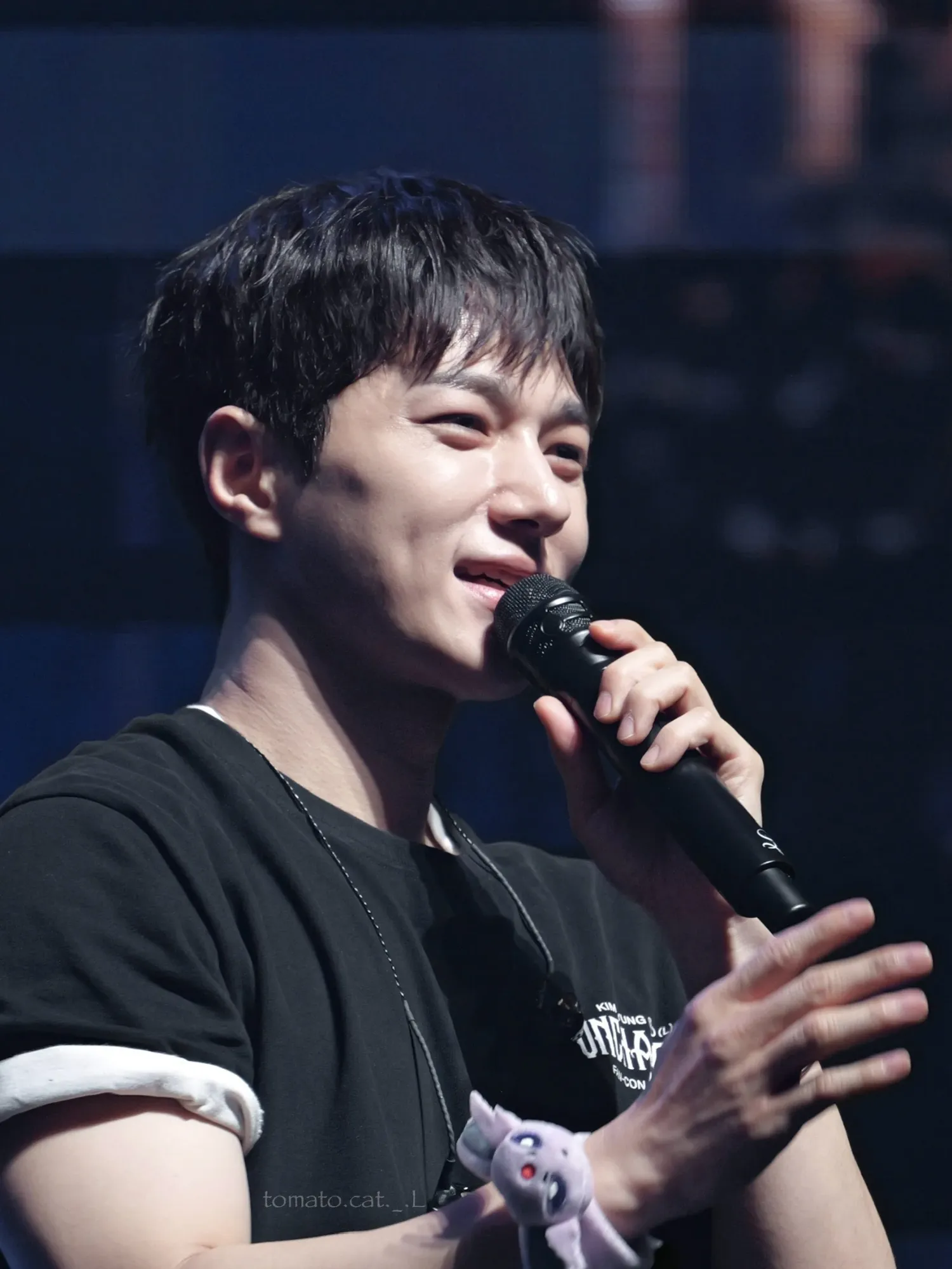 A moment captured by a fan of Kim Myungsoo (L)