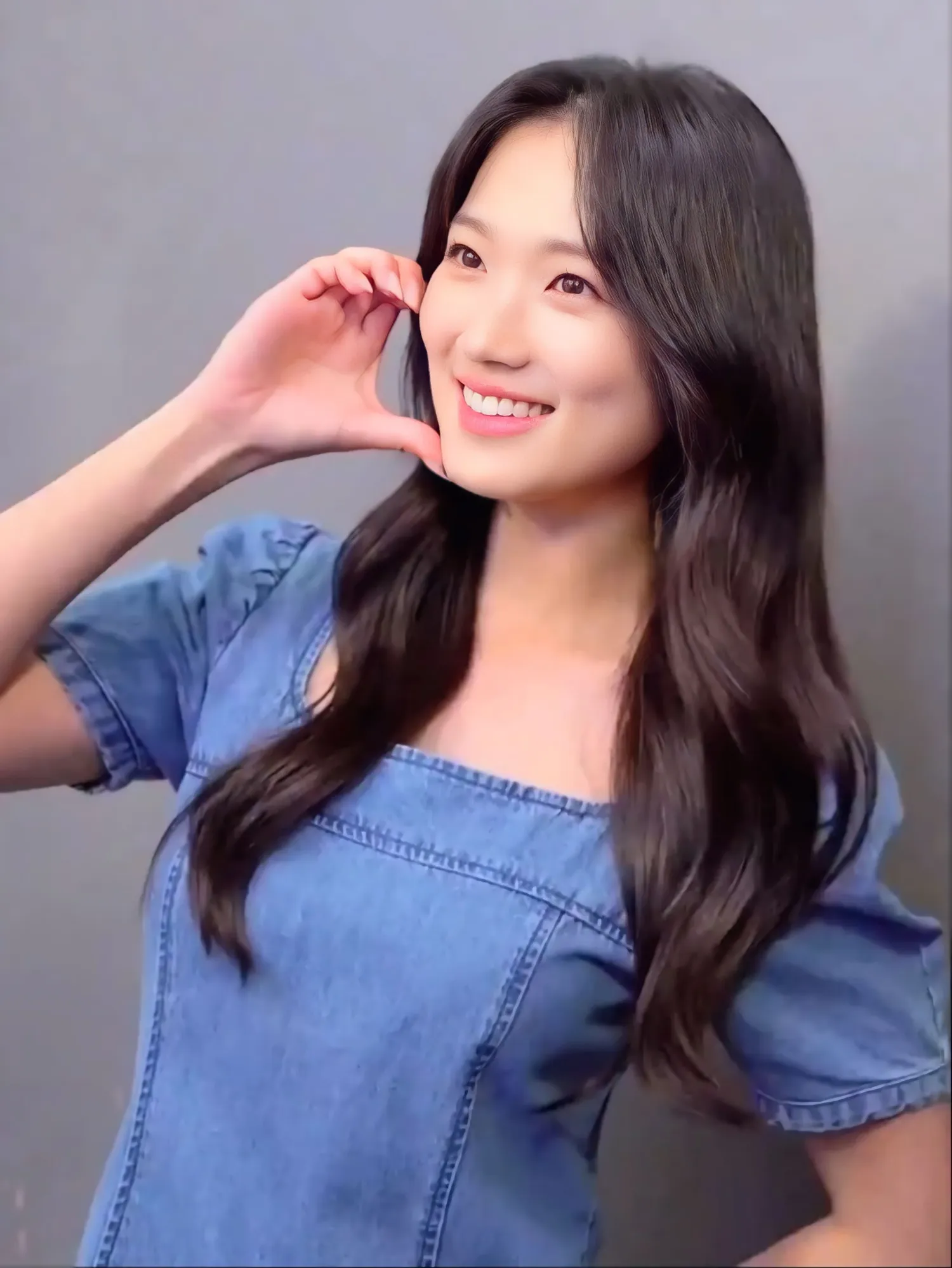 Behind-the-scenes cut of Kim Hyeyoon