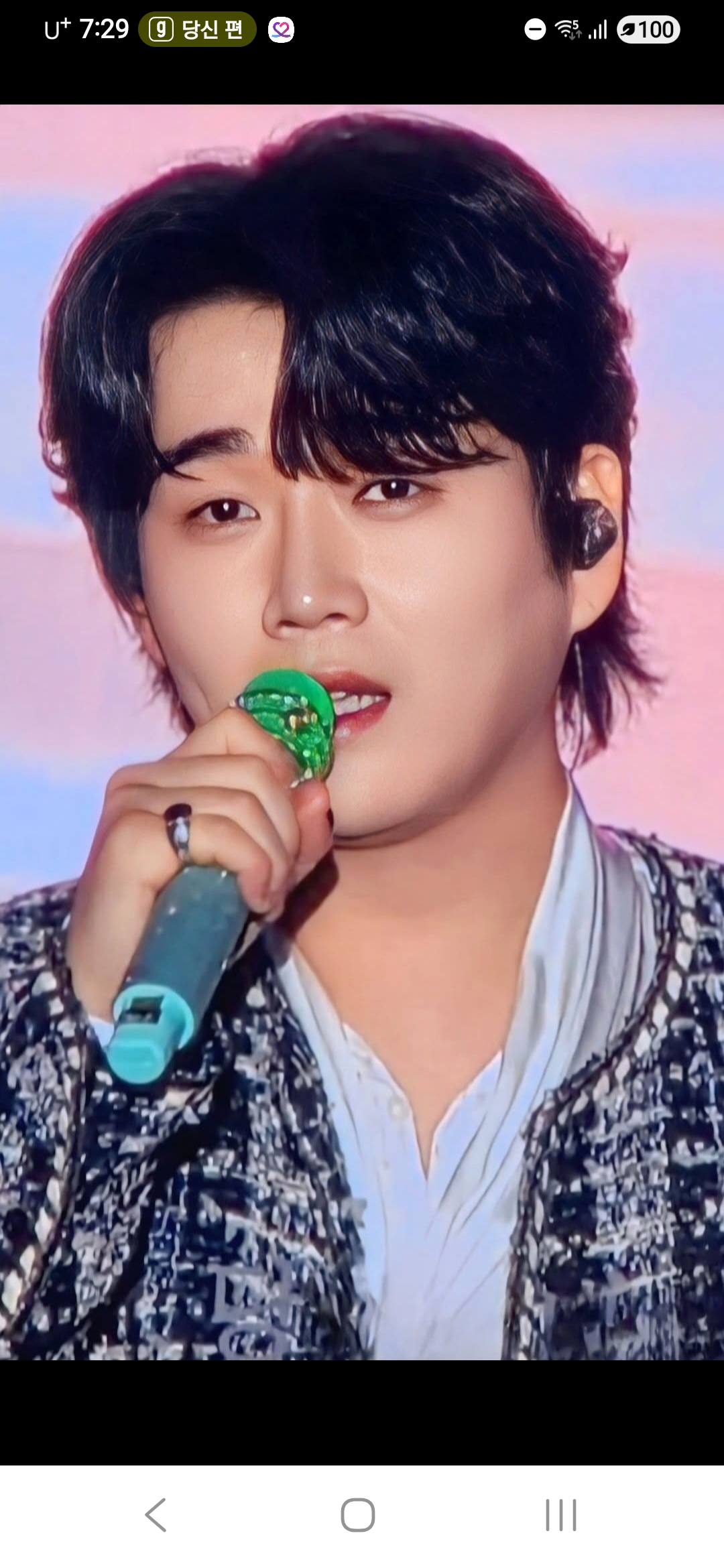 Gambar latar perwakilan yang disukai fandom Hwang Youngwoong