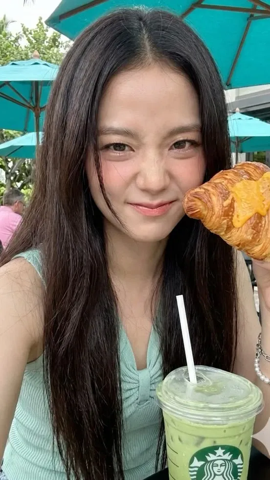 Representative background image loved by Jisoo (1995) fandom