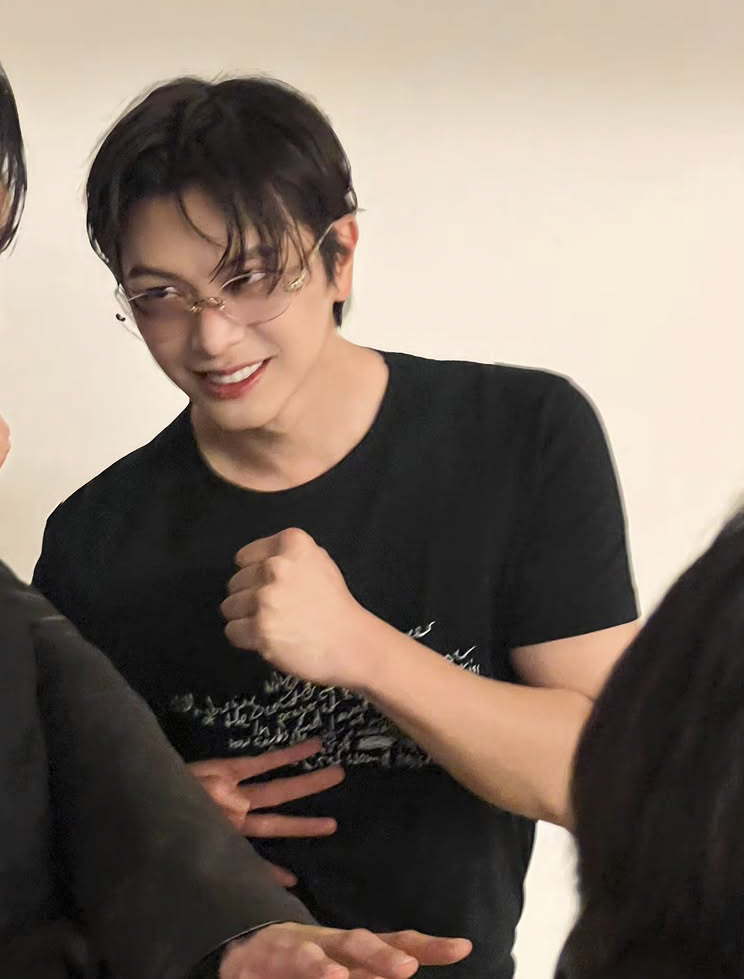 Behind-the-scenes cut of Yook Sungjae