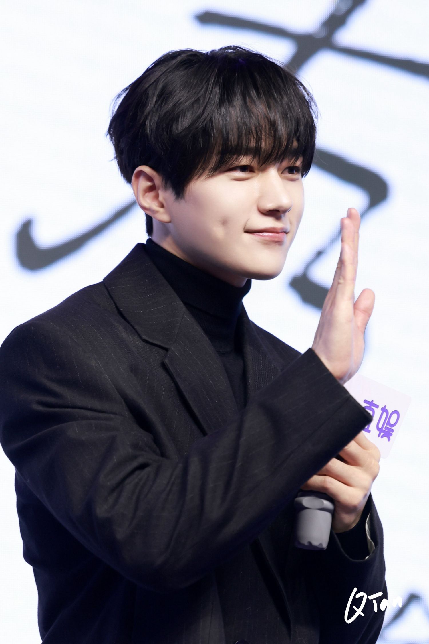 Recent activity shot of Kim Myungsoo (L)