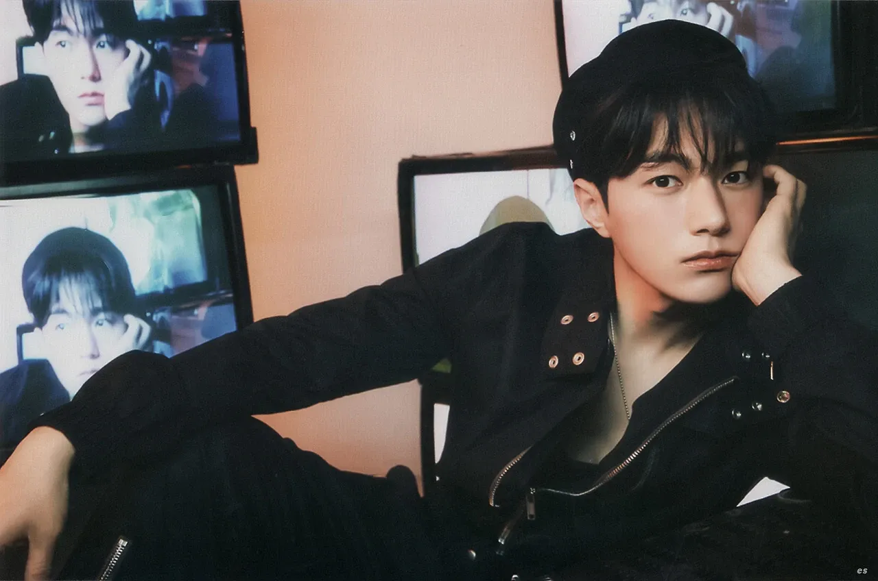A moment captured by a fan of Kim Myungsoo (L)