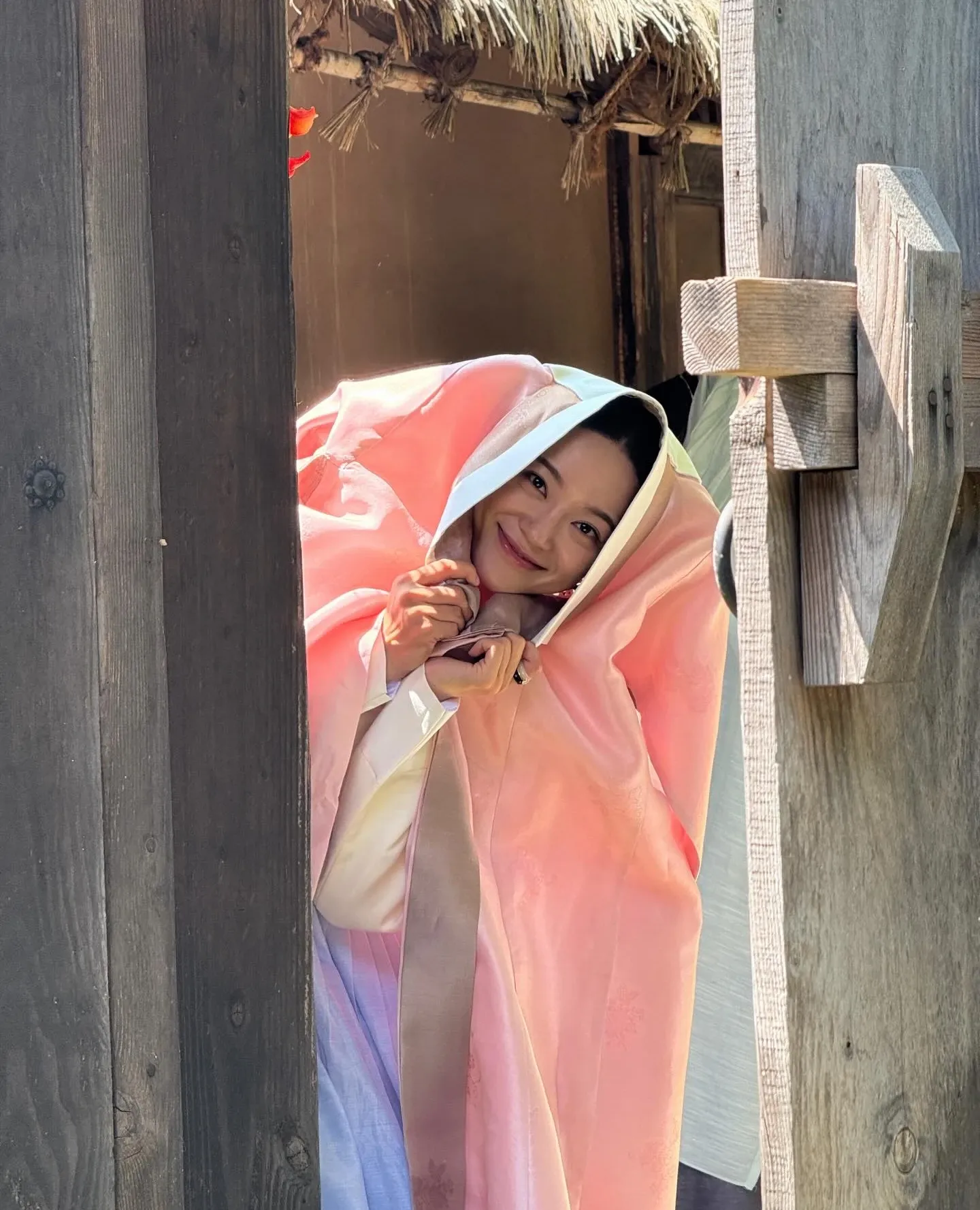 Behind-the-scenes cut of Kim Sejeong