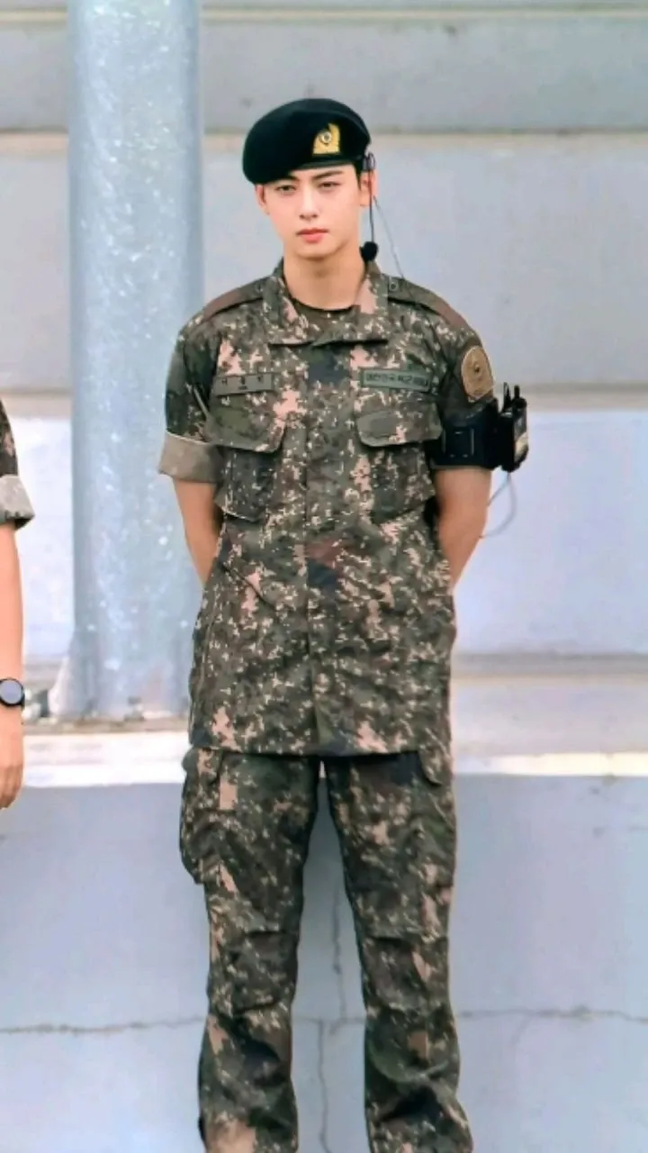 Behind-the-scenes cut of Cha Eunwoo