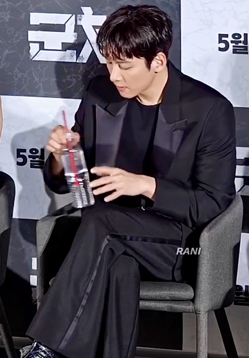 Behind-the-scenes cut of Ji Changwook