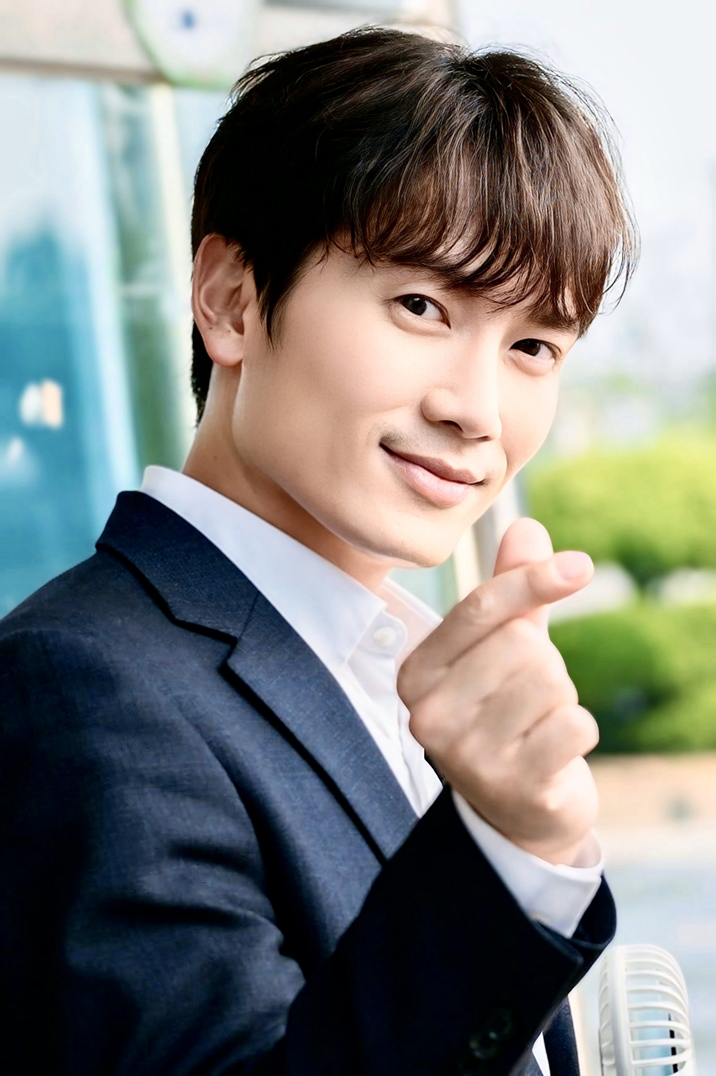 Behind-the-scenes cut of Ji Sung