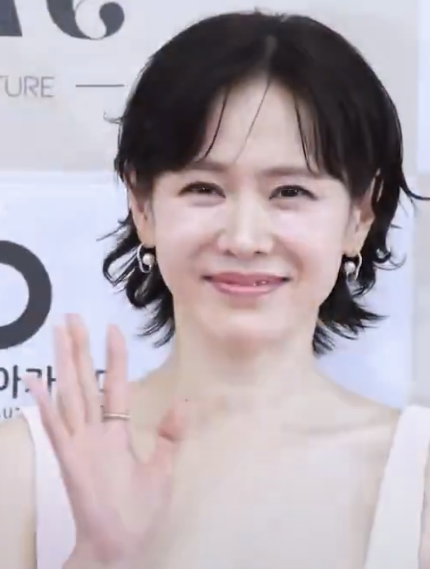 Behind-the-scenes cut of Son Yejin