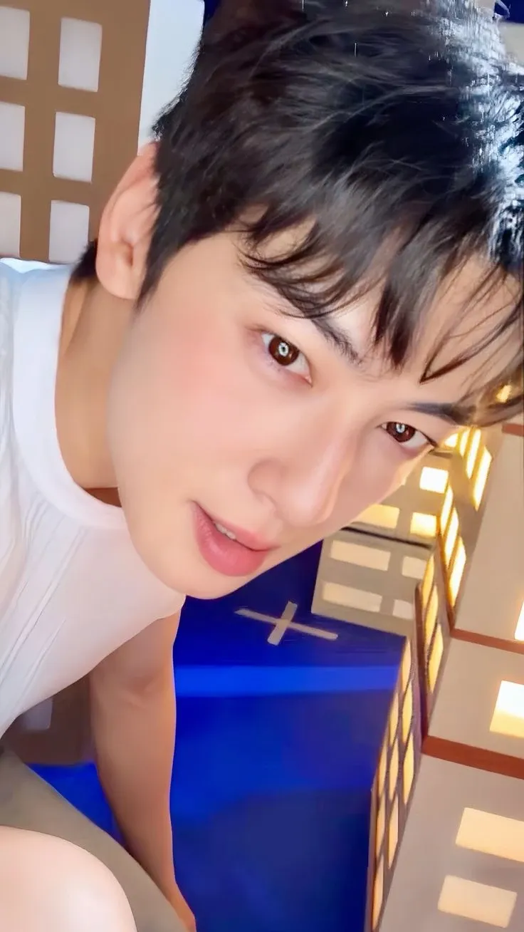 Latest photo of Cha Eunwoo