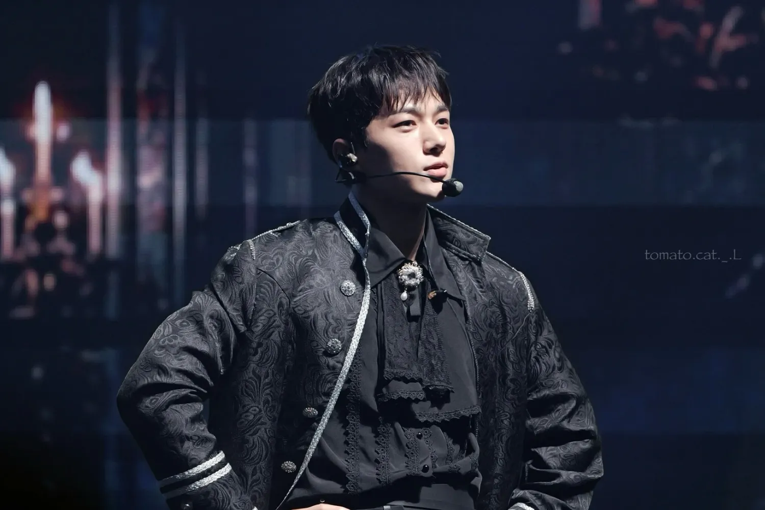 Behind-the-scenes cut of Kim Myungsoo (L)