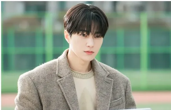 Recent activity shot of Kim Myungsoo (L)