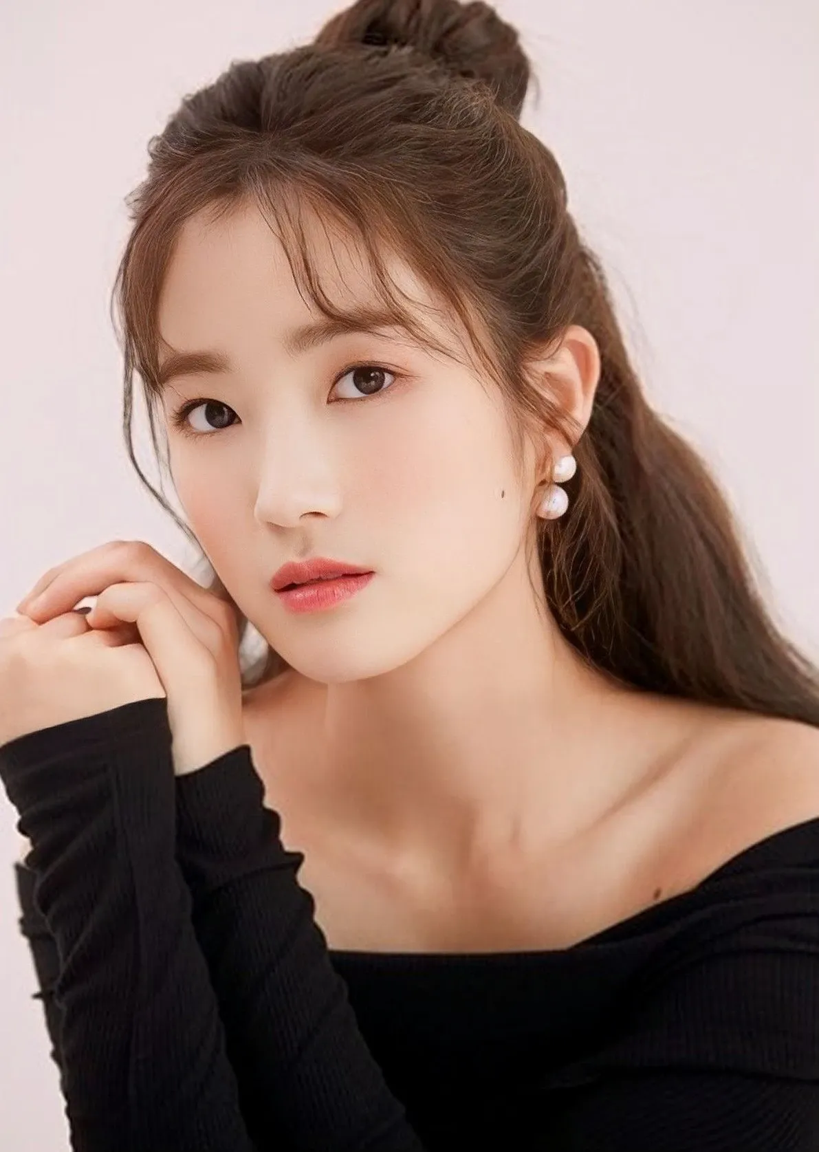 Behind-the-scenes cut of Kim Hyeyoon