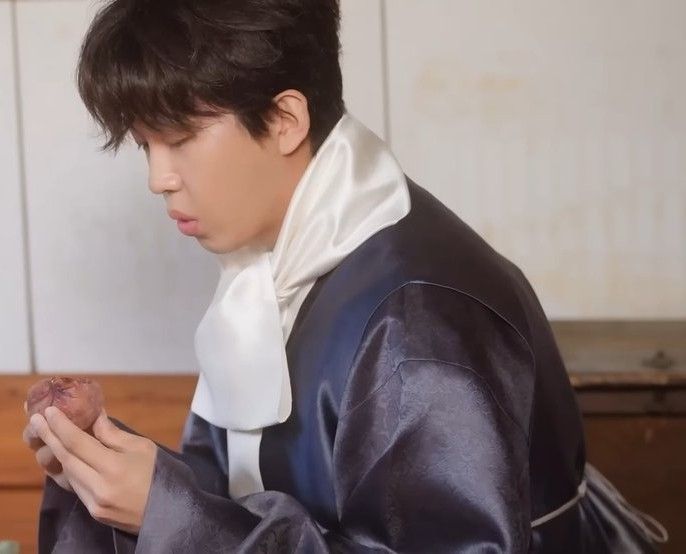 Behind-the-scenes cut of Lim Youngwoong