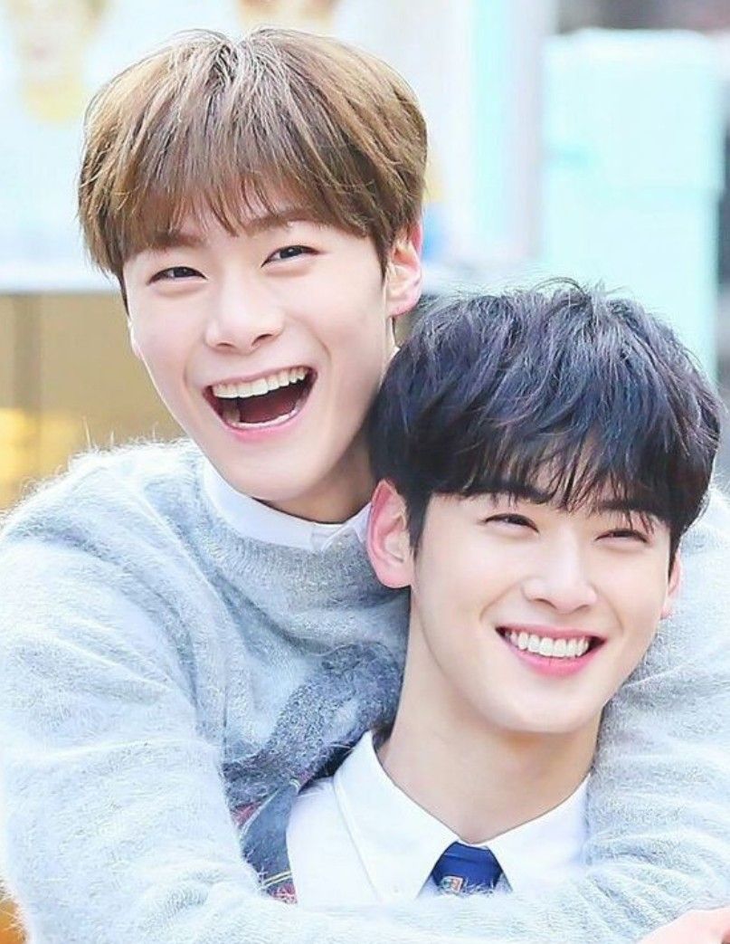 A moment captured by a fan of Cha Eunwoo