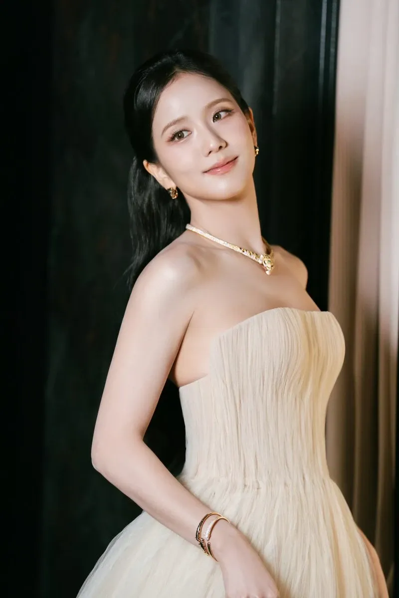 Behind-the-scenes cut of Jisoo (1995)
