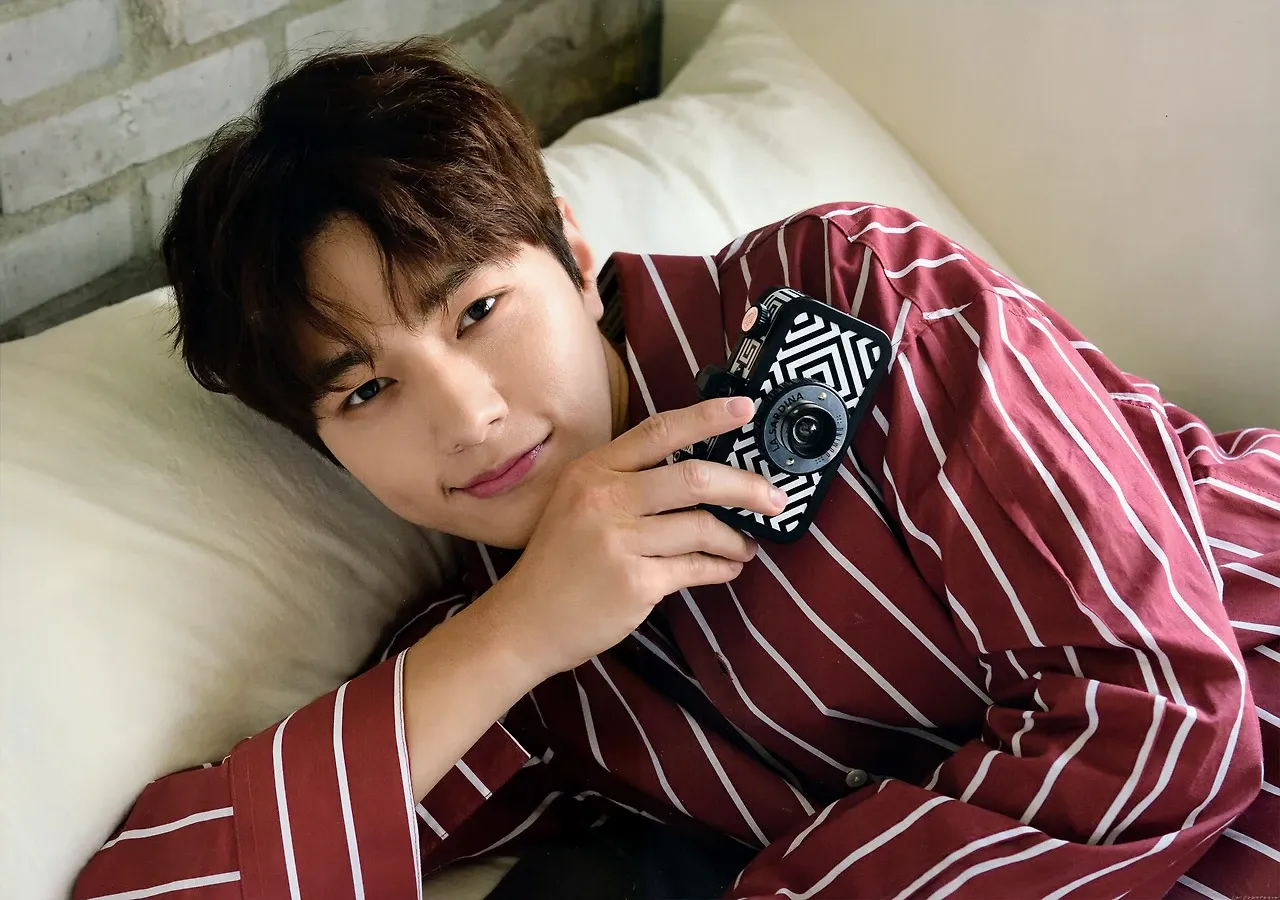 Latest photo of Kim Myungsoo (L)