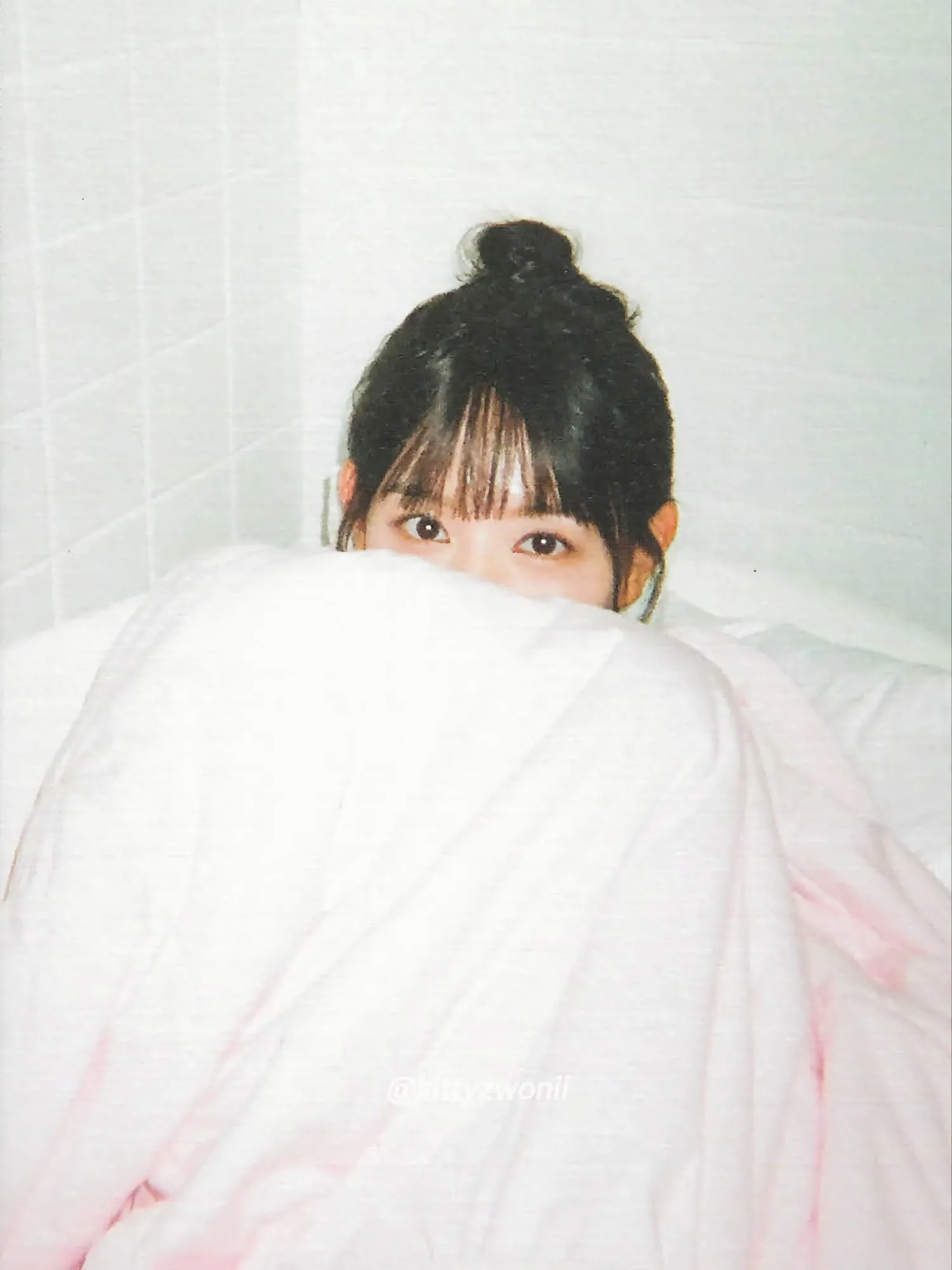 Behind-the-scenes cut of Kim Jiwon