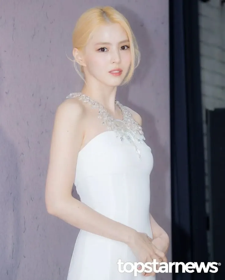 Behind-the-scenes cut of Han Sohee