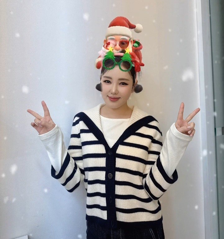 Behind-the-scenes cut of Song Gain