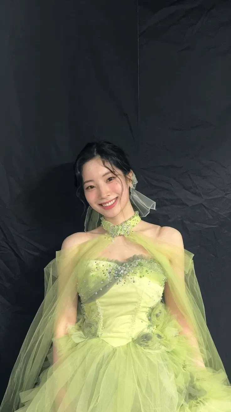 Emotional wallpaper shared by fans for Dahyun