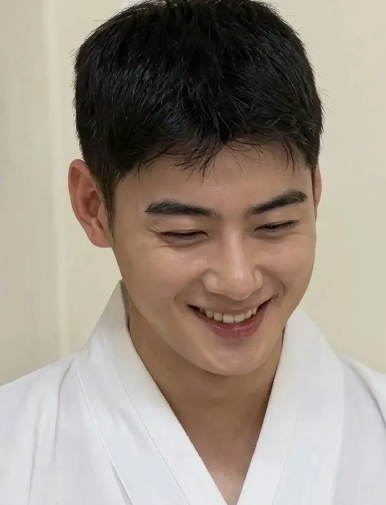 Behind-the-scenes cut of Cha Eunwoo
