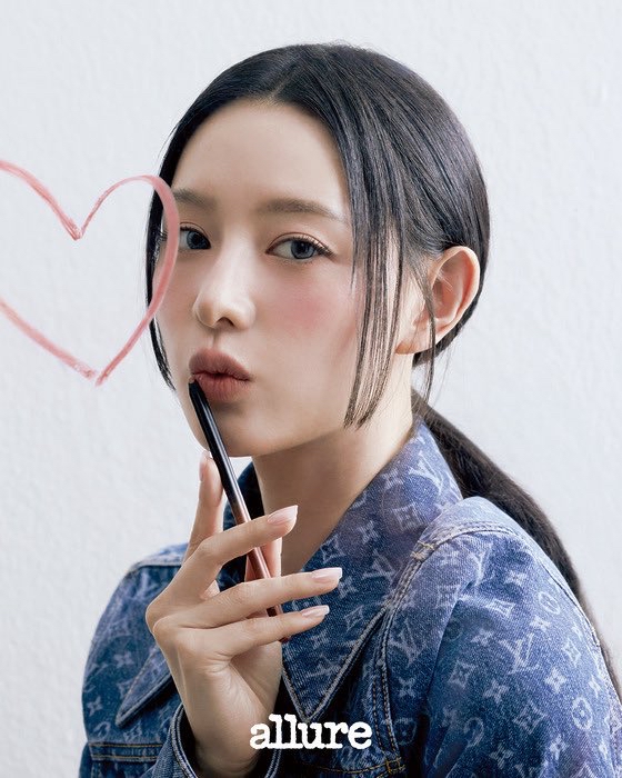 Behind-the-scenes cut of Kim Jiwon