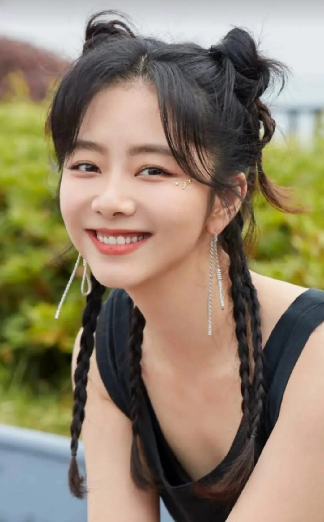 Behind-the-scenes cut of Tan Song Yun