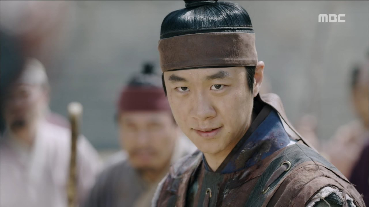 A moment captured by a fan of Yoon Kyunsang