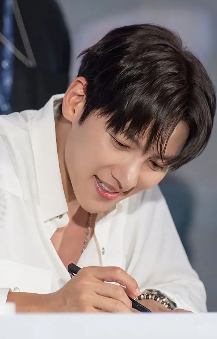 Behind-the-scenes cut of Ji Changwook