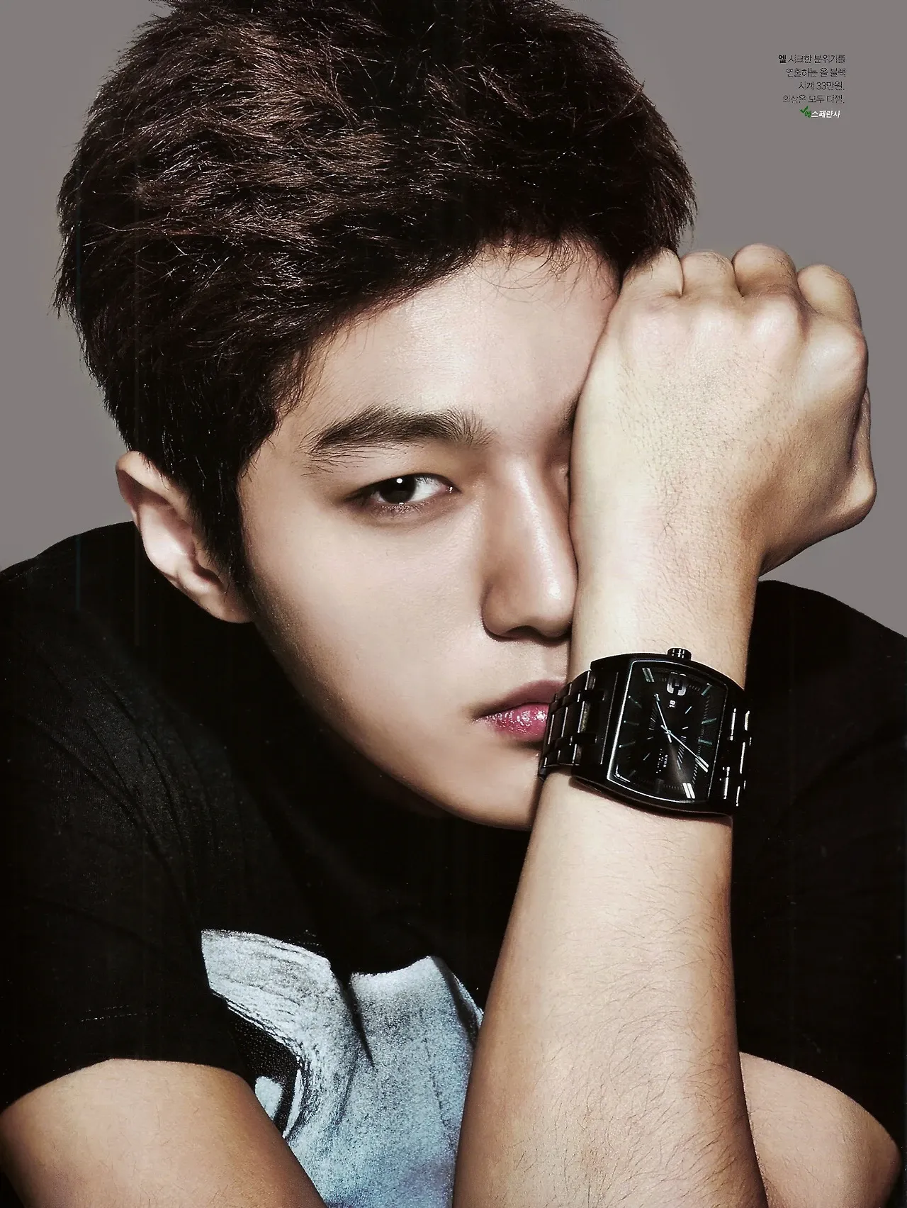 A moment captured by a fan of Kim Myungsoo (L)