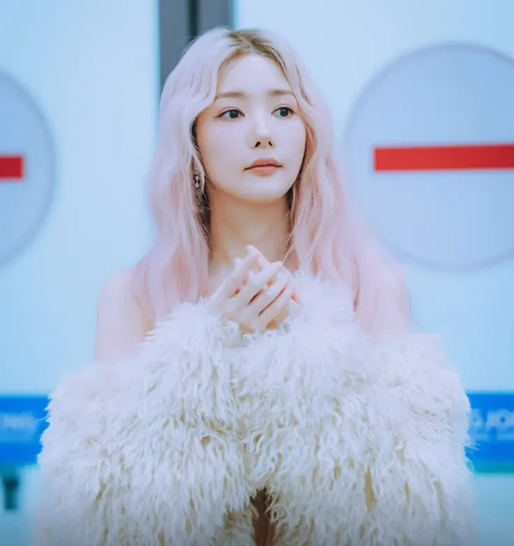 Behind-the-scenes cut of Park Minyoung