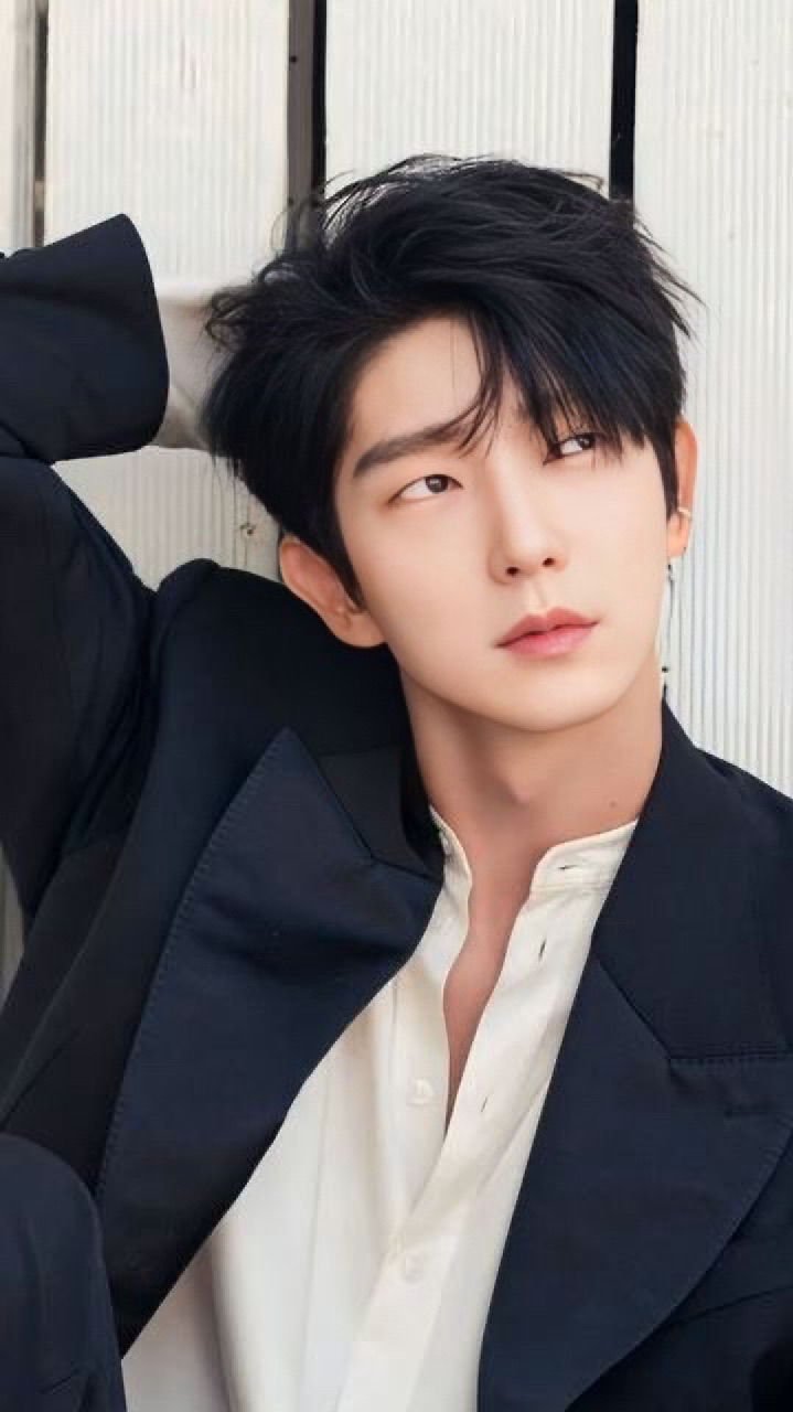 Behind-the-scenes cut of Lee Joongi