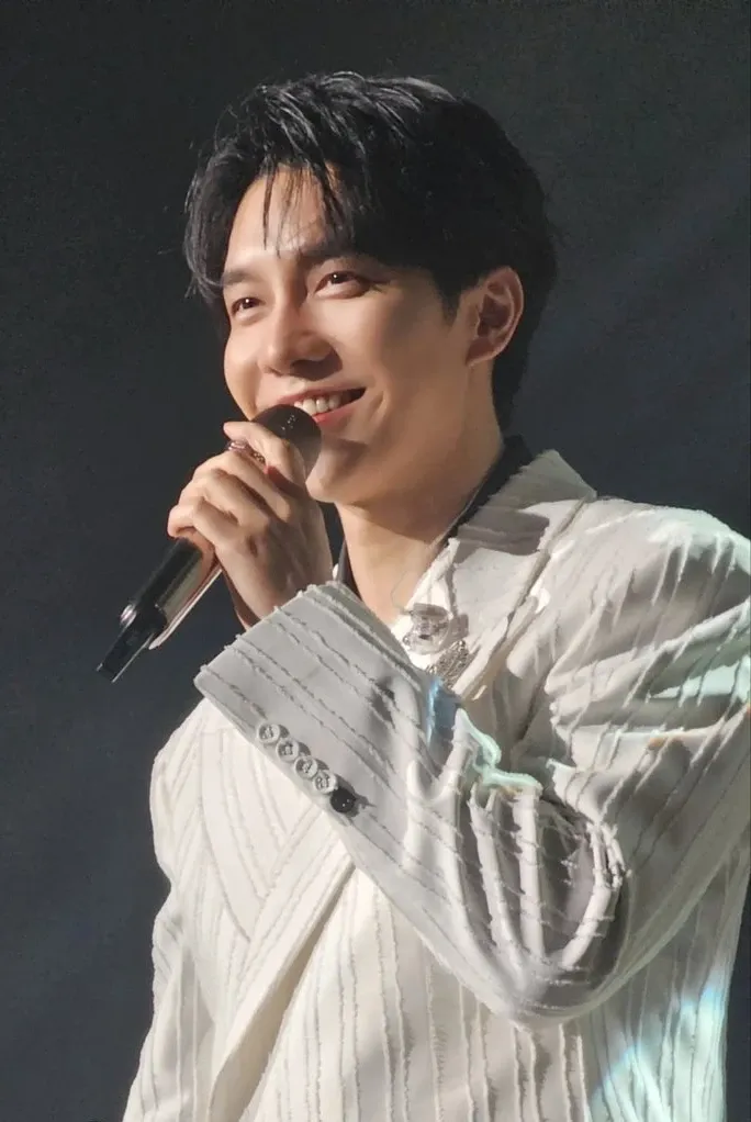 Recent activity shot of Lee Seunggi