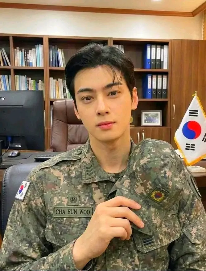 Behind-the-scenes cut of Cha Eunwoo