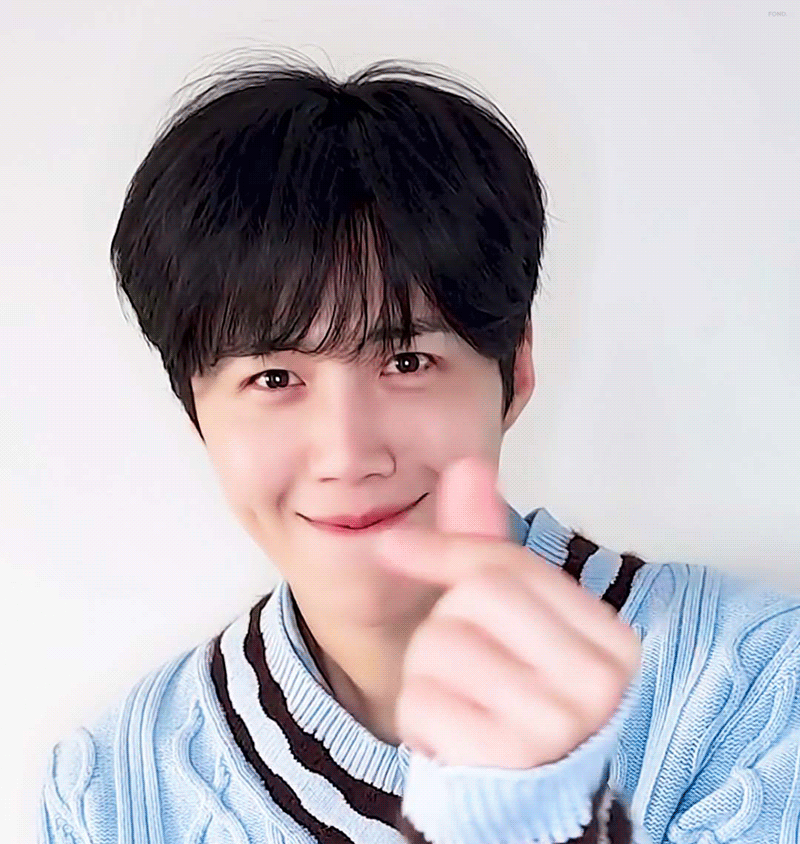 粉絲拍下的金宣虎瞬間