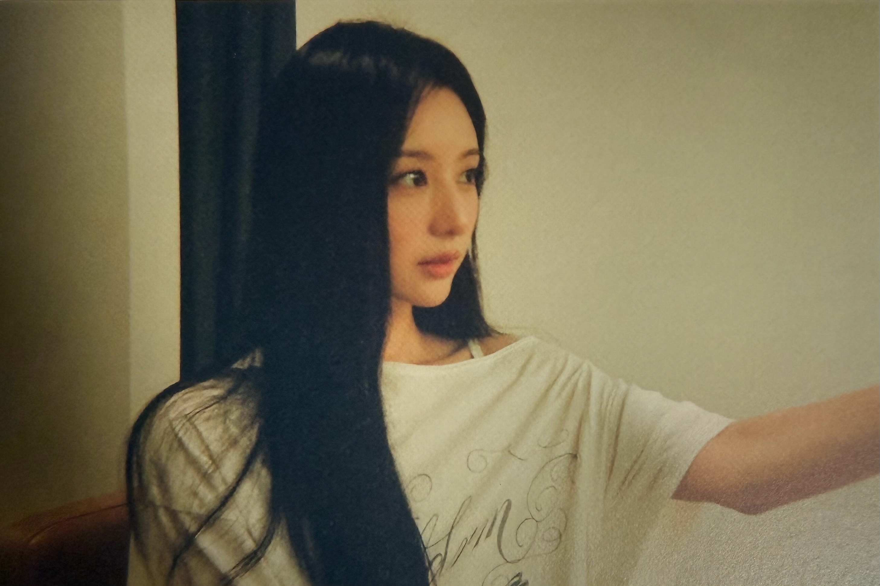 Behind-the-scenes cut of Kim Jiwon