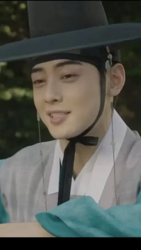 Behind-the-scenes cut of Cha Eunwoo