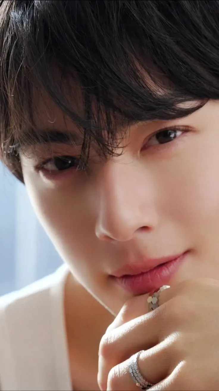 A moment captured by a fan of Cha Eunwoo