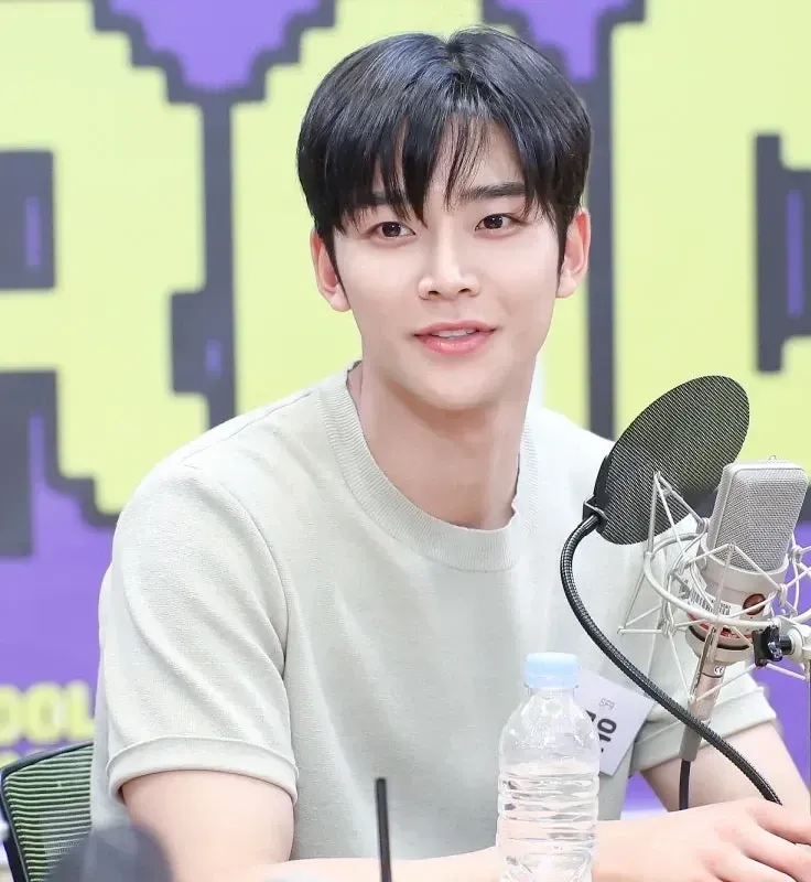 Behind-the-scenes cut of Rowoon