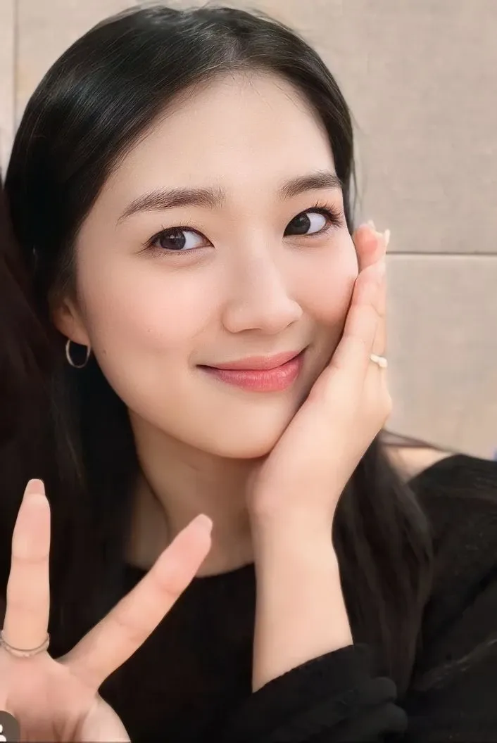 Behind-the-scenes cut of Kim Hyeyoon