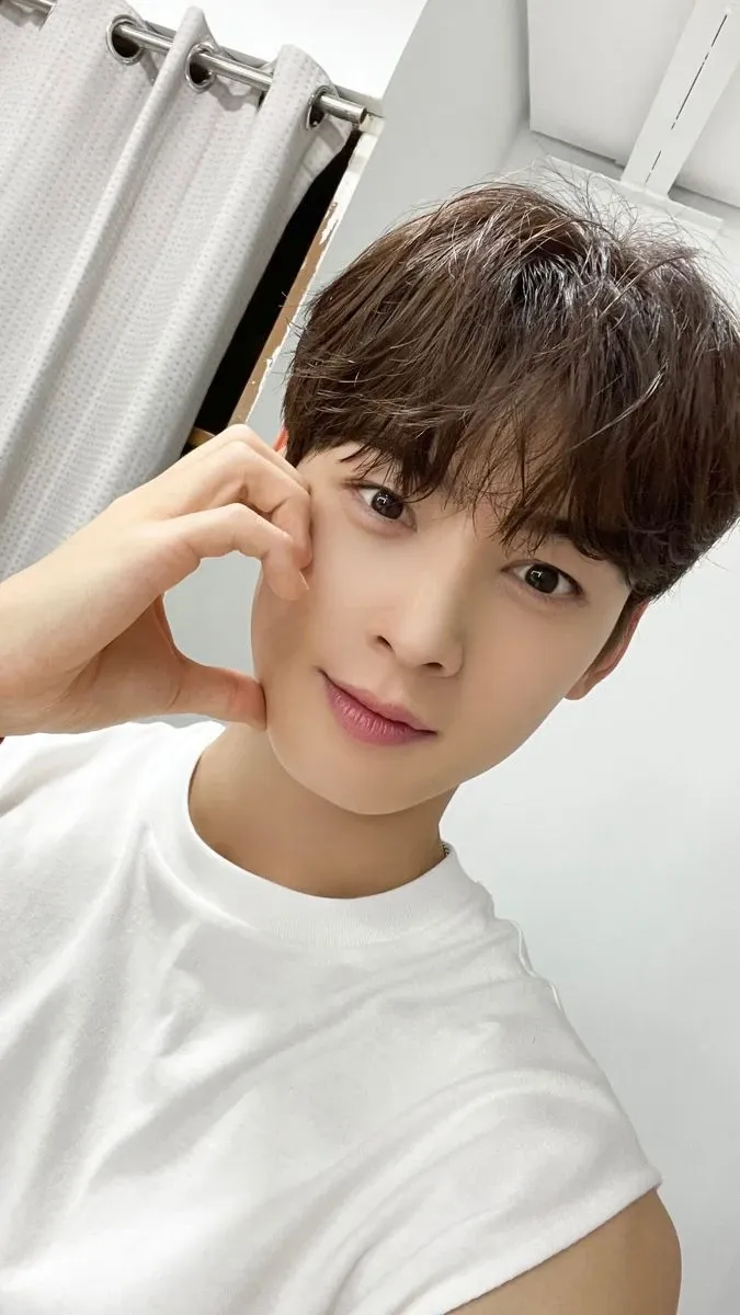 Behind-the-scenes cut of Cha Eunwoo
