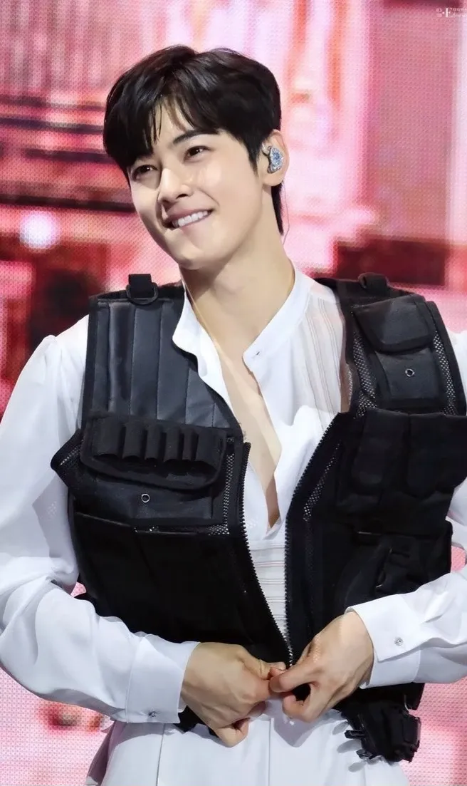 A moment captured by a fan of Cha Eunwoo