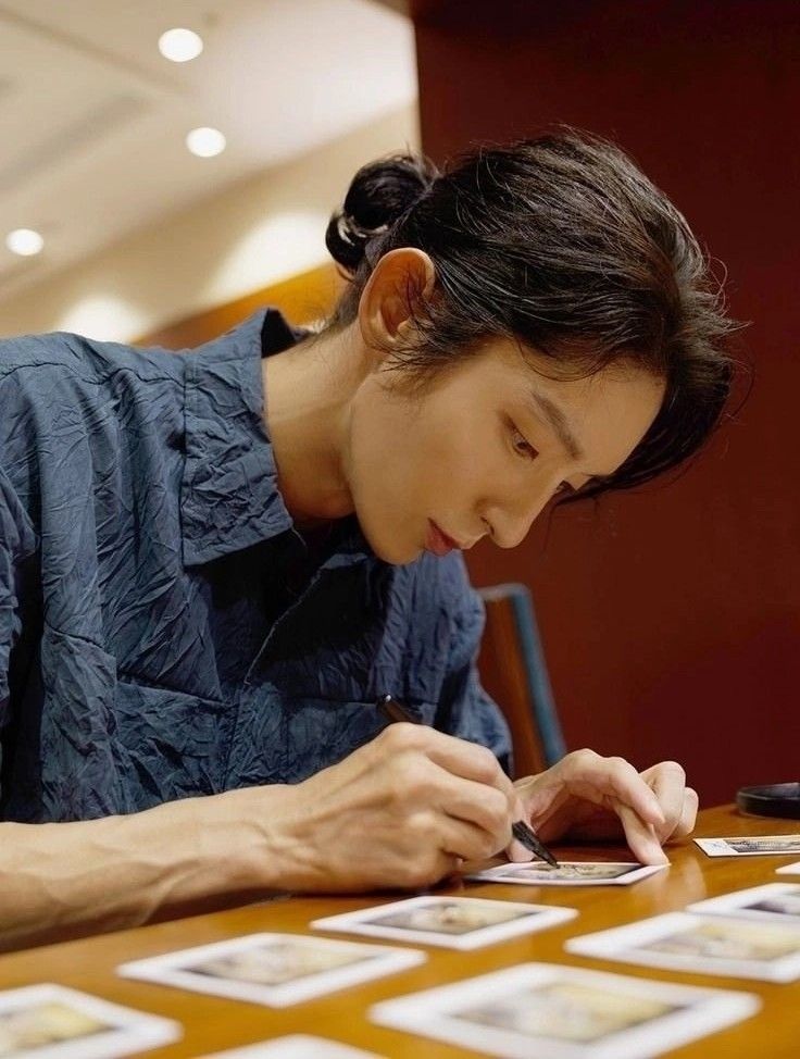 Behind-the-scenes cut of Lee Joongi