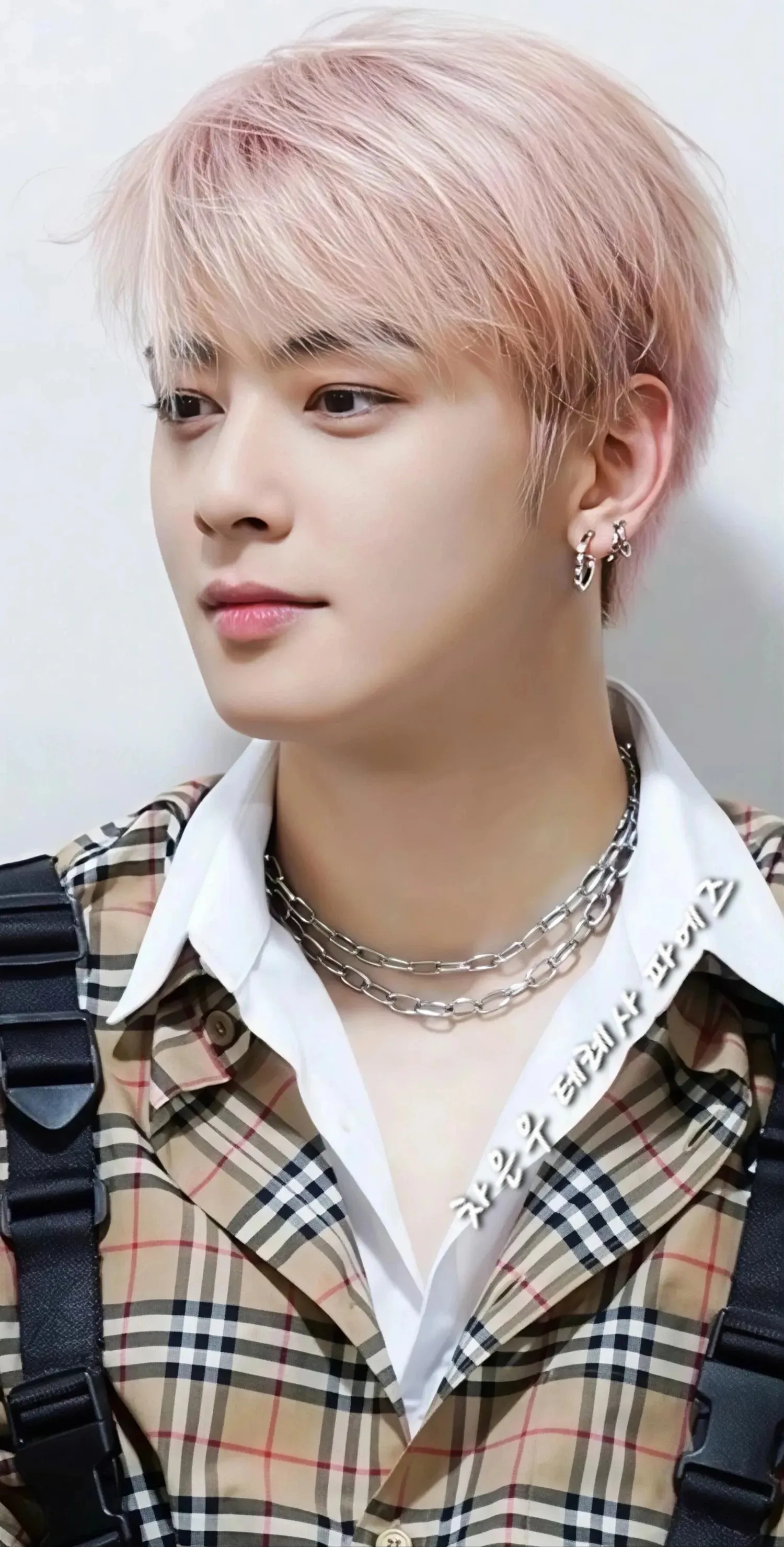 A moment captured by a fan of Cha Eunwoo