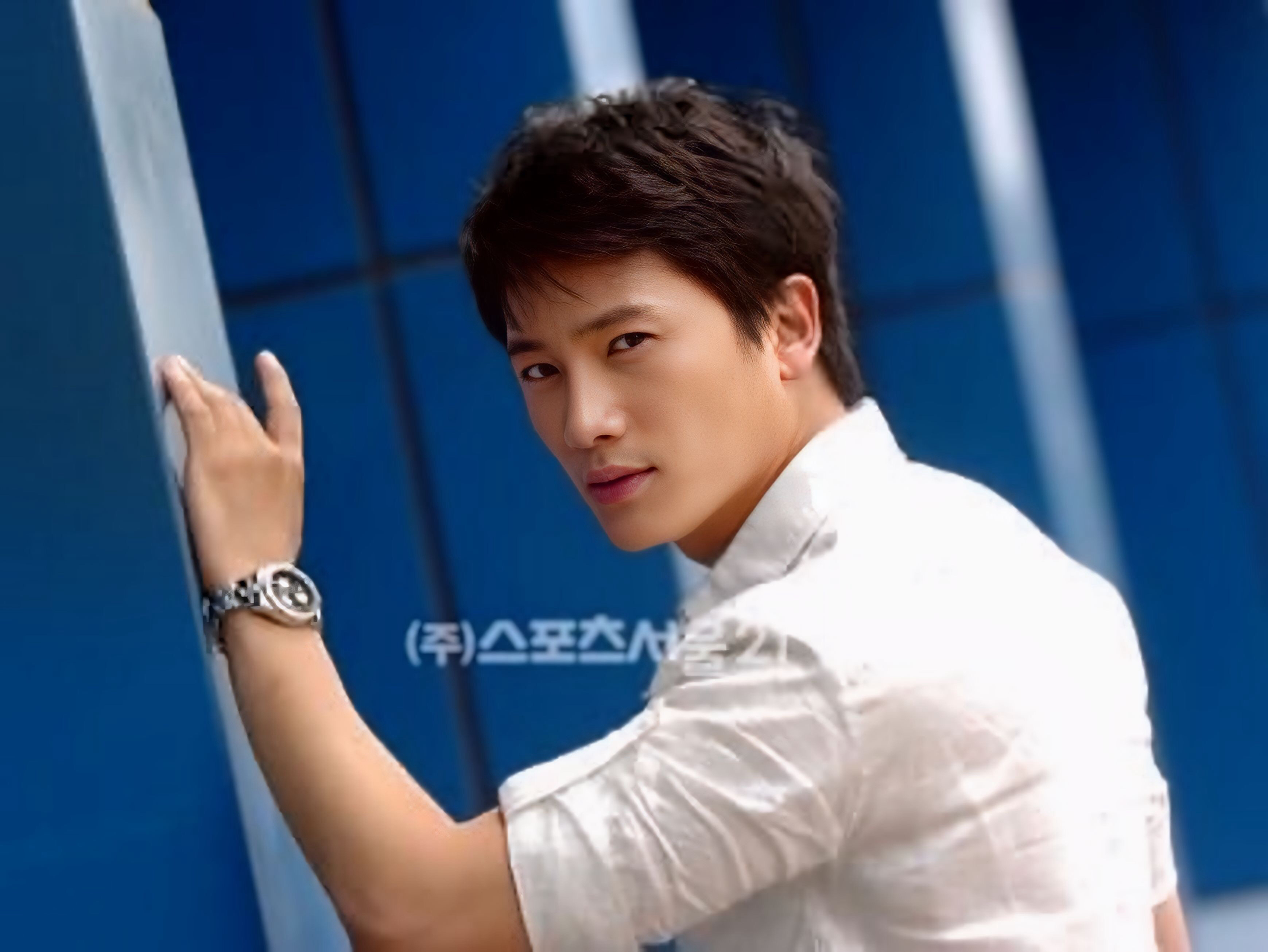 Behind-the-scenes cut of Ji Sung